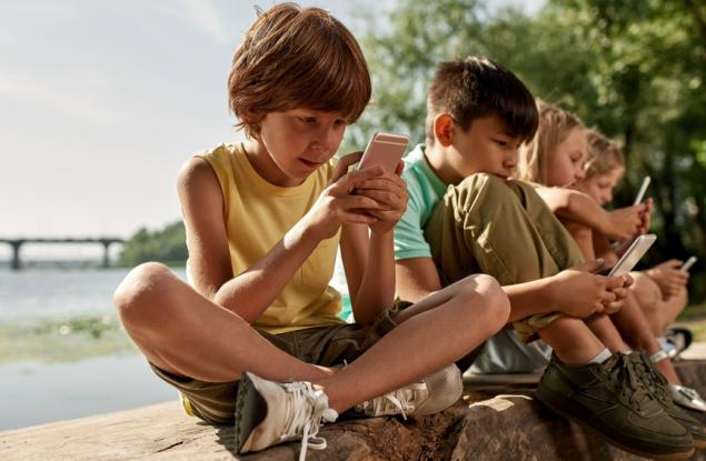 Учени в Сингапур откриха връзка между използването на електронни устройства и развитието на мозъка в детството