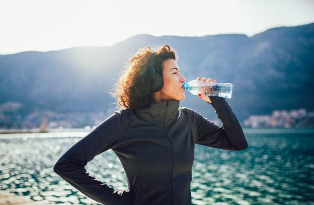 Бутилираната вода е пълна с до 100 пъти повече микропластмаса от очакваното