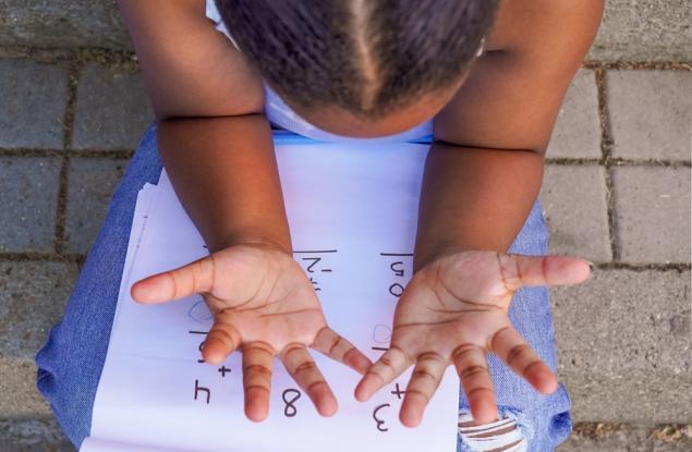 Броенето на пръсти помага на малките деца по-лесно да се научат да смятат