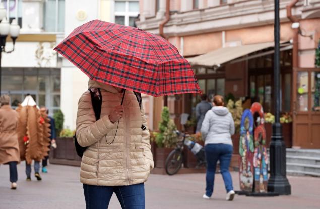 Виц: Нервен съм, защото вали, а жена ми е без чадър