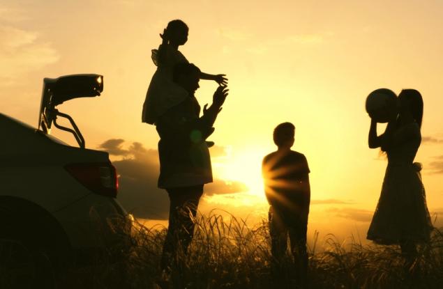 Виц: Как може да почива едно цяло семейство с една единствена карта за почивка? 