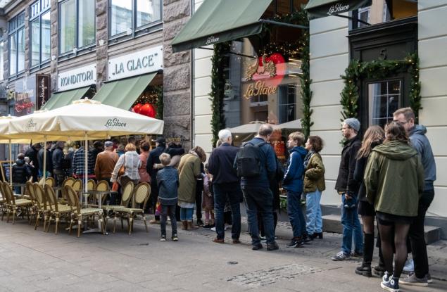 Виц: Разговор пред баничарницата