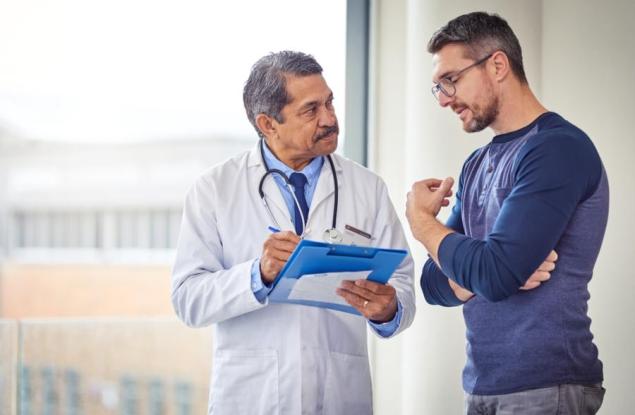 Виц: Докторе, имам чувството, че ме преследват!