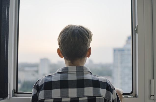 Виц: Седи Иванчо и гледа през прозореца