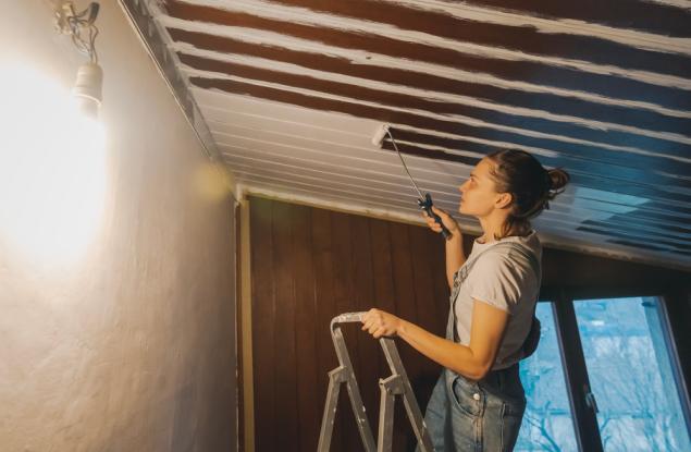 Виц: Мъжът съсредоточено гледа мач. Жена му се е качила на стълба