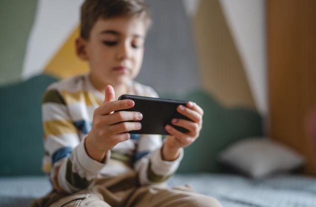 Употребата на смартфон в предпубертета води до затлъстяване, депресия и недоспиване