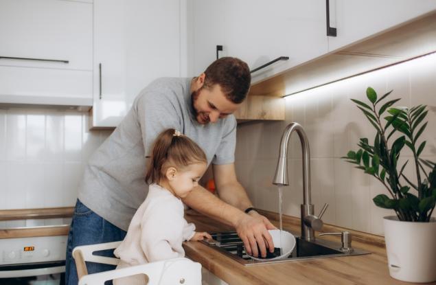 Виц: Дете пита баща си, който мие чиниите