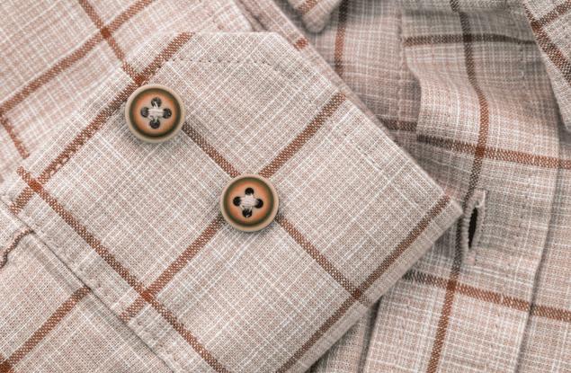 Защо мъжките и дамските ризи се закопчават в различни посоки?