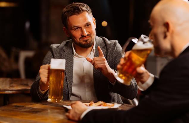 Виц: Двама приятели пият в кръчмата