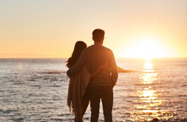 Виц: Какви песни пее мъжът преди и след сватбата