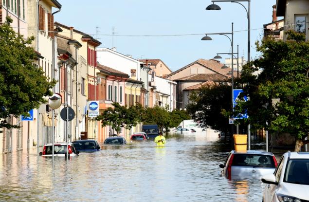 Увеличаващите се горещи вълни в комбинация с наводнения застрашават крайбрежията, предупреждават