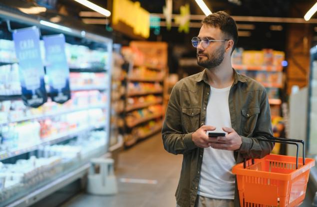 Виц: Мъж в магазина търси щастието