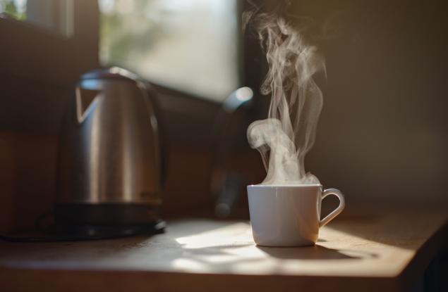 Виц: Кое ще ви събуди по-бързо от налята чаша с кафе?