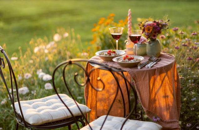 Оказва се, че цветята на масата променят вкуса на виното