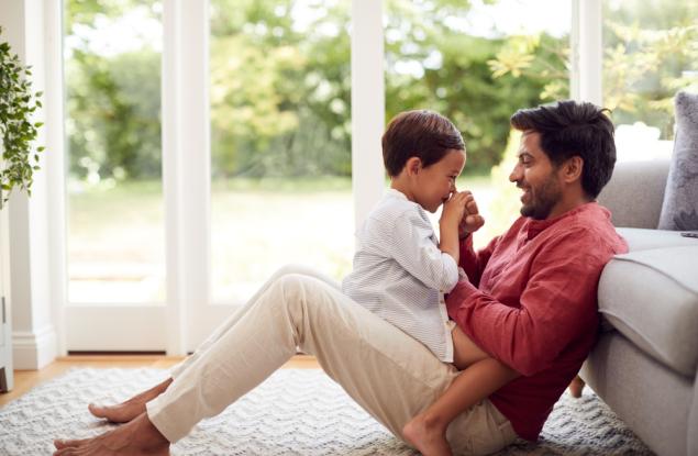 Виц: Мъж пита сина си "Дойде ли някой чичко на гости?"