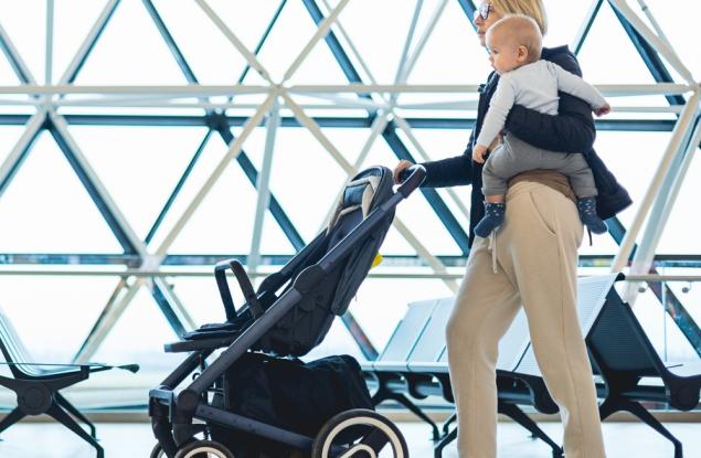 С бебешка количка в самолет, автобус или влак? Има начин!