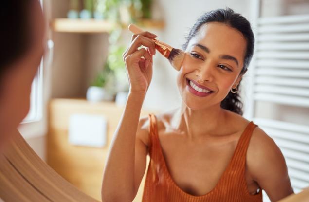 Виц: Тя се гримира и отиде при съседа за сол