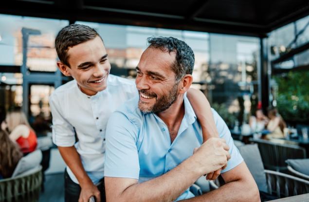 Виц: Запомни, сине, трябва да си точен и внимателен с жените
