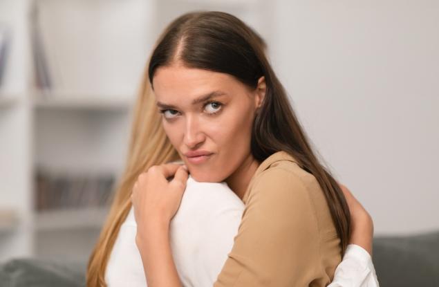 Как да разберете, че приятелката ви ви завижда: 6 сигурни признака