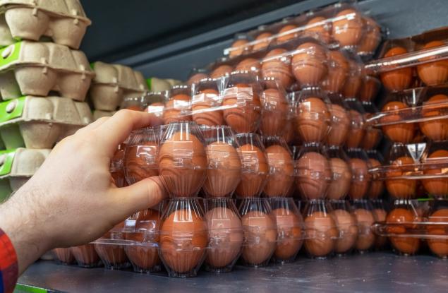 Виц: Искам, като на избори, да си избера сам и яйцата! 