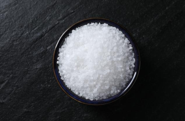 Защо хората слагат купички със сол на первазите тази зима?