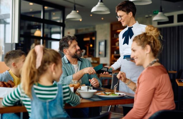 Виц: Какво ще ми препоръчате за обяд?