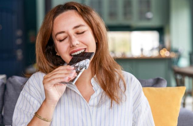 Виц: Каза, че си на диета, а пък изяде цял шоколад