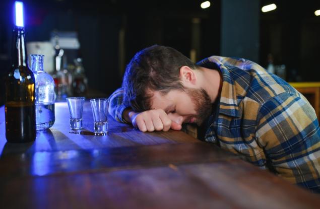 Виц: Пиян звъни на вратата