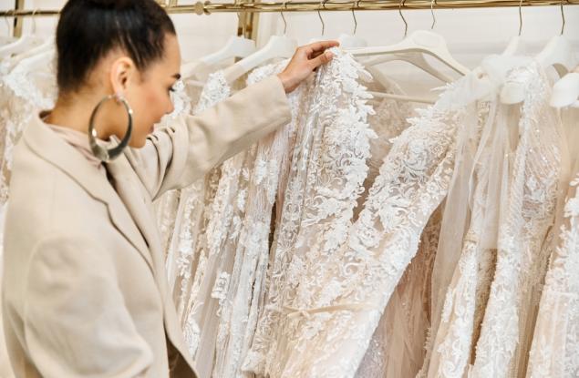 Виц: Продавам сватбени рокли