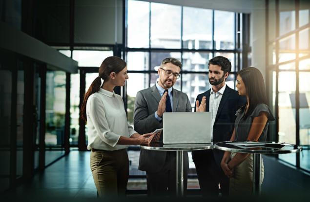 Нова теория разкрива как служителите взаимодействат с технологиите на съвременното работно място