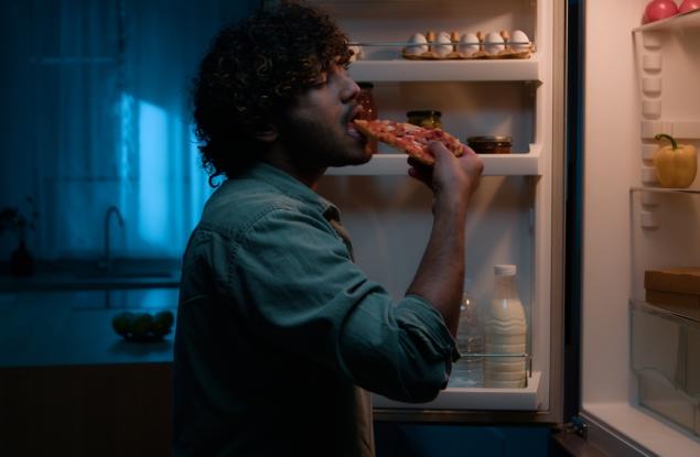 Виц: Защо семейните мъже са по-дебели от ергените?