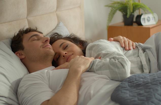 Виц: Млада семейна двойка влиза в леглото