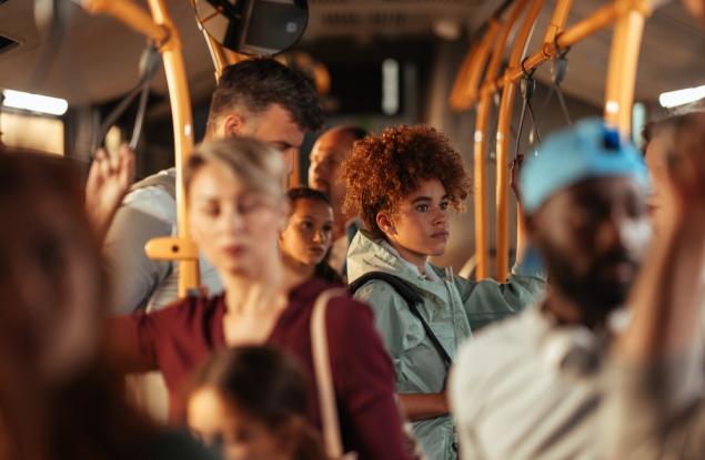 Виц: Млад мъж прегръща момиче и шепне