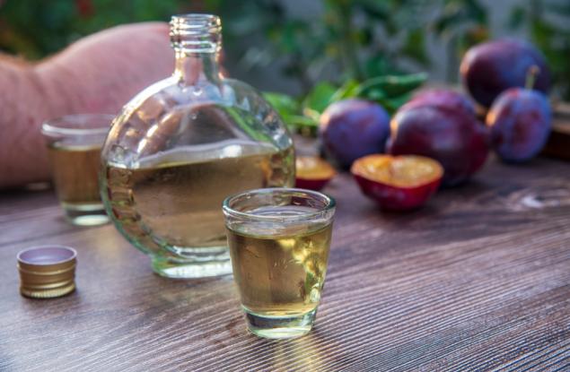 Виц: Сине, къде отиде ракията за гостите?