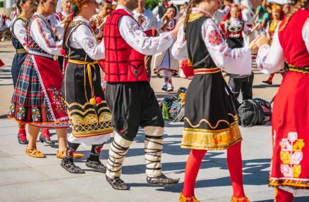 Виц: Защо в Габрово хорото го играят по терлици?