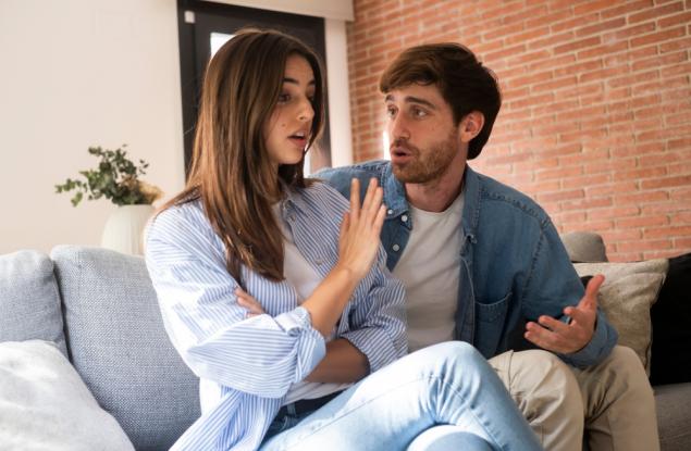 Виц: Скъпи, съседката получила маркова чанта!