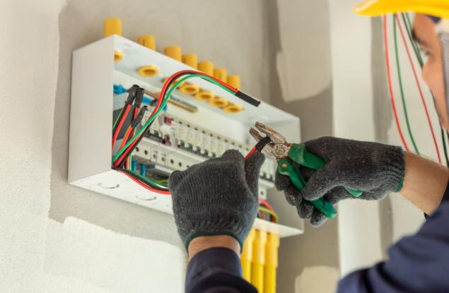 Виц: Скъпа, подай ми тая жица