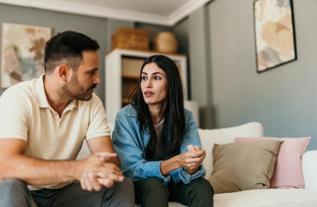 Виц: Какво прави мъжът, когато жена му започне да говори