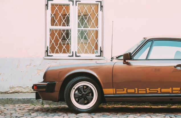 Виц: Катаджия спира чисто ново порше