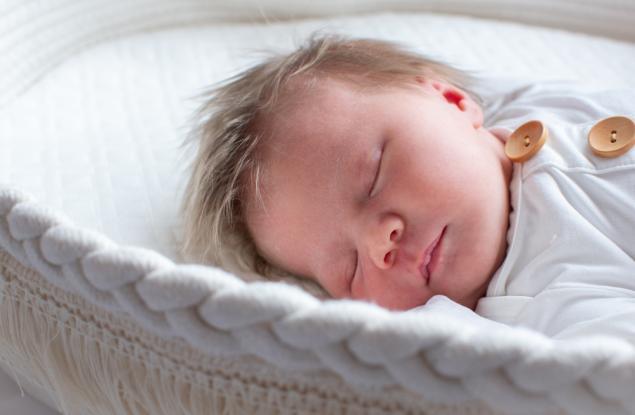 Защо бебето се ражда с „прическа“, а по-късно остава без коса