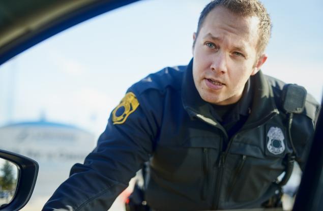 Виц: Полицай спира кола