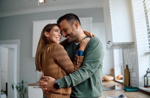 Виц: Обичаш ли ме така, както преди година?