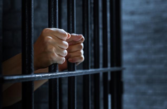 Виц: Ти за какво си в затвора, баце? 