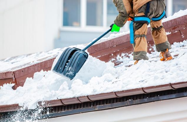 Виц: Габровец се качил да чисти снега на покрива