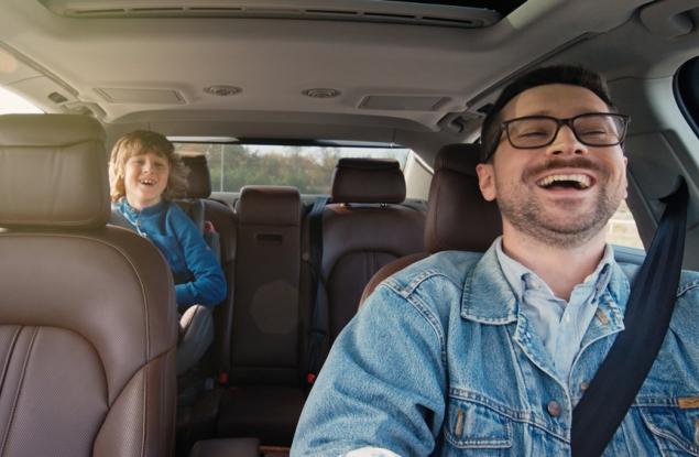 Виц: Тате, защо когато наближим караулката, намаляваш скоростта?