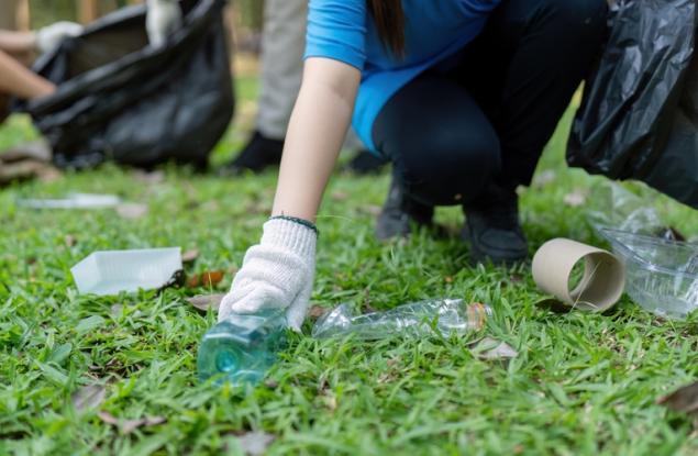 Близо 30 доброволци се включиха в почистването на нерагламентираните сметища над пистата на град Бухово