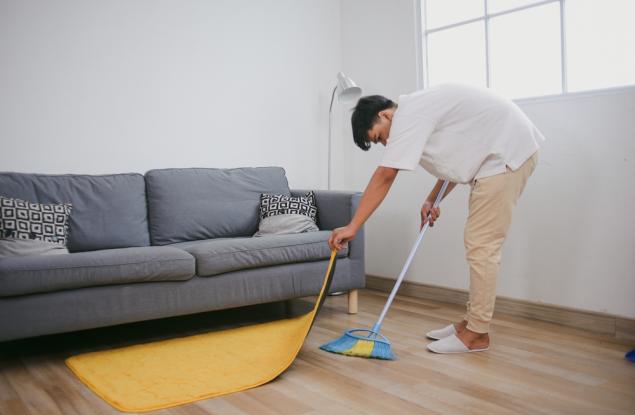 Виц: Кога мъжът започва да подрежда вкъщи? 