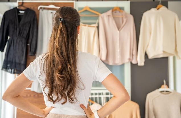 Виц: Колко дрехи трябва да има жената в гардероба