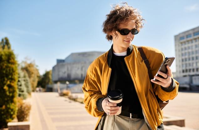 Умният гледа себе си, посредственият - другите