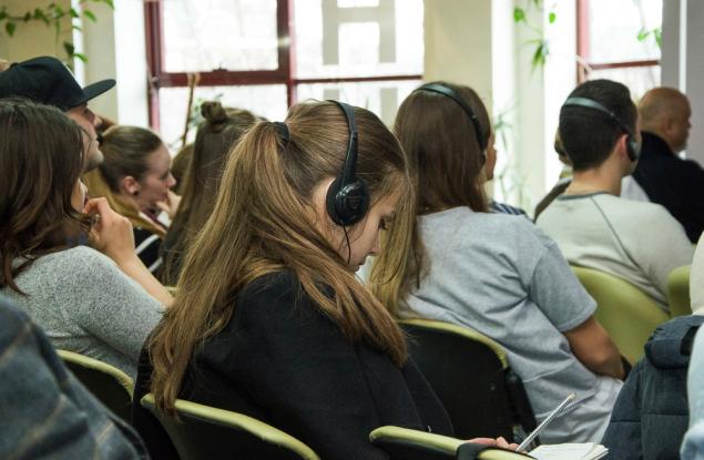 Слушалки с изкуствен интелект осигуряват групов превод с клониране на глас и 3D пространствен звук